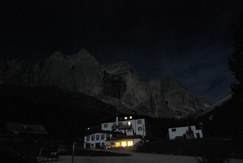 Rifugio Gardeccia Hutte Hotell Pozza di Fassa Eksteriør bilde